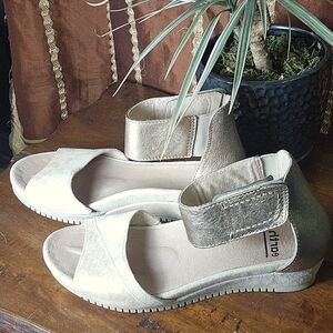 Earth Ficus Sagittarius distressed gold Sandals